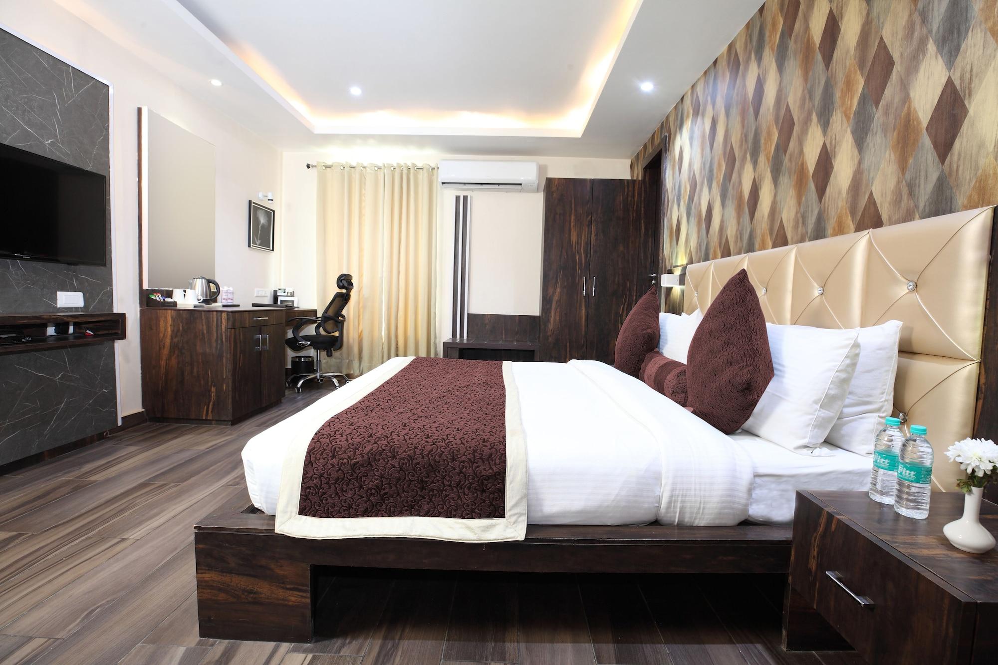 Pinnacle By Click Hotels, Lakhnaú Exteriér fotografie