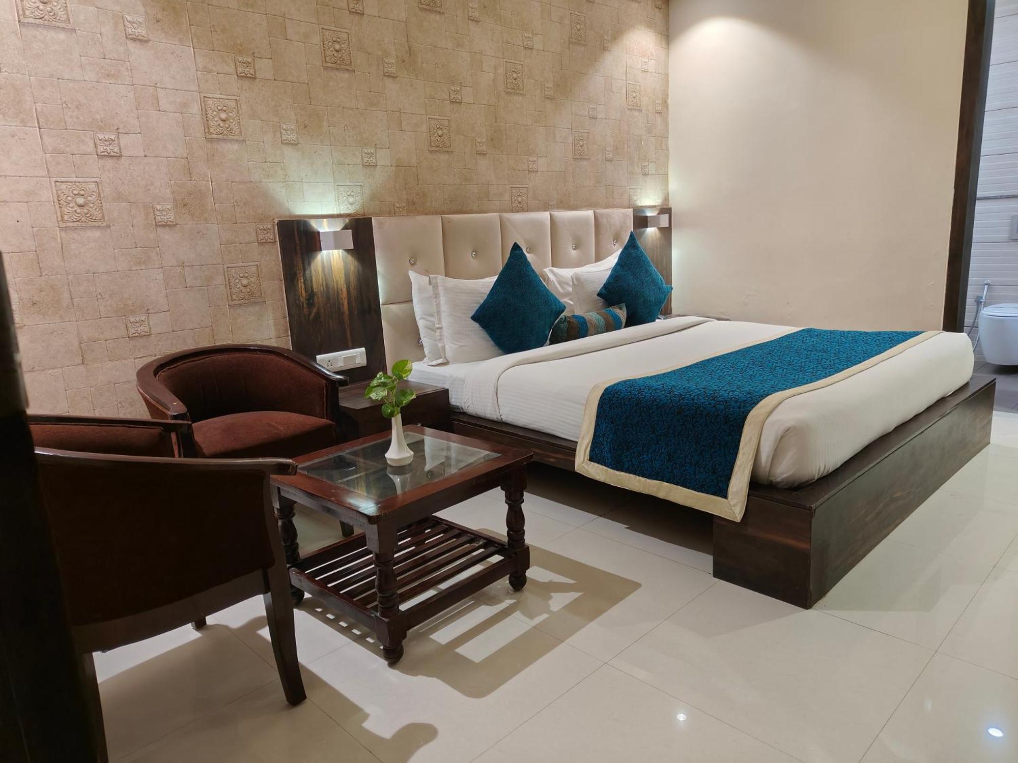 Pinnacle By Click Hotels, Lakhnaú Exteriér fotografie